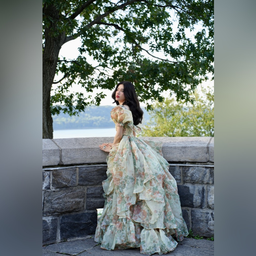 Selkie Collections Butter Rose in Bloom Bridal Gown with Foldable Train S - Picture 5 of 14